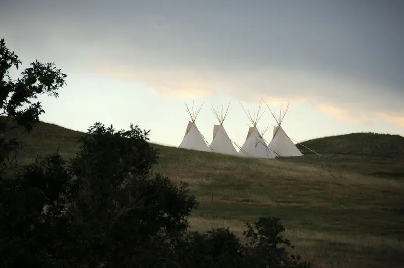 Tipis in der Prärie von South Dakota